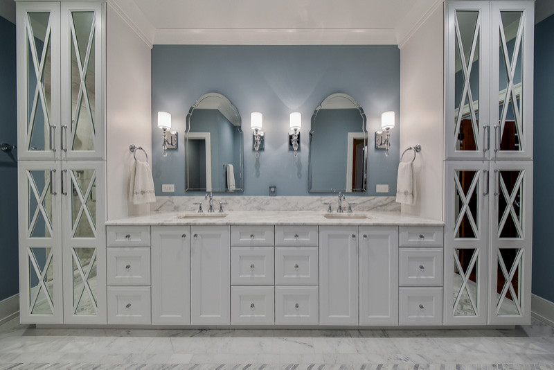 Источник вдохновения для домашнего уюта: главная ванная комната среднего размера в классическом стиле с фасадами островного типа, белыми фасадами, отдельно стоящей ванной, раздельным унитазом, белой плиткой, мраморной плиткой, синими стенами, мраморным полом, врезной раковиной, мраморной столешницей, белым полом, душем с распашными дверями и белой столешницей