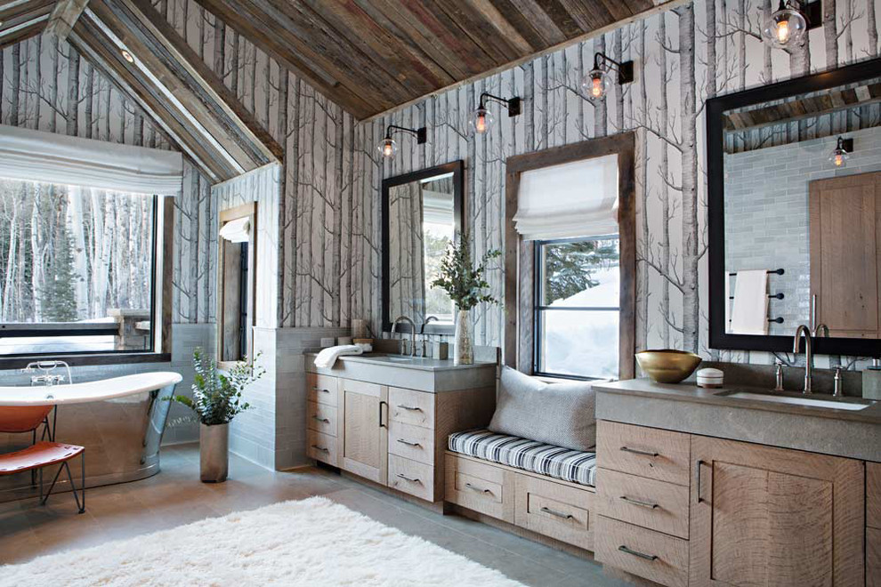 バーミングハムにあるラスティックスタイルのおしゃれなマスターバスルーム (中間色木目調キャビネット、置き型浴槽、マルチカラーの壁、アンダーカウンター洗面器) の写真