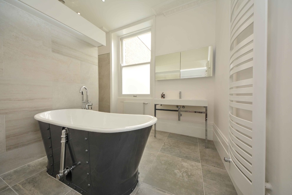 Réalisation d'une grande salle de bain principale design avec une grande vasque, un placard sans porte, une baignoire indépendante, une douche ouverte, WC suspendus, un carrelage gris, des carreaux de porcelaine, un mur blanc et un sol en carrelage de céramique.