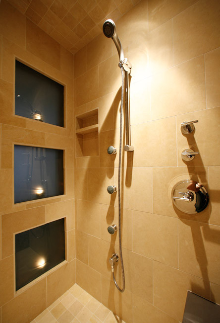 Modelo de cuarto de baño principal minimalista pequeño con ducha abierta, baldosas y/o azulejos beige, baldosas y/o azulejos de cerámica y suelo de baldosas de cerámica