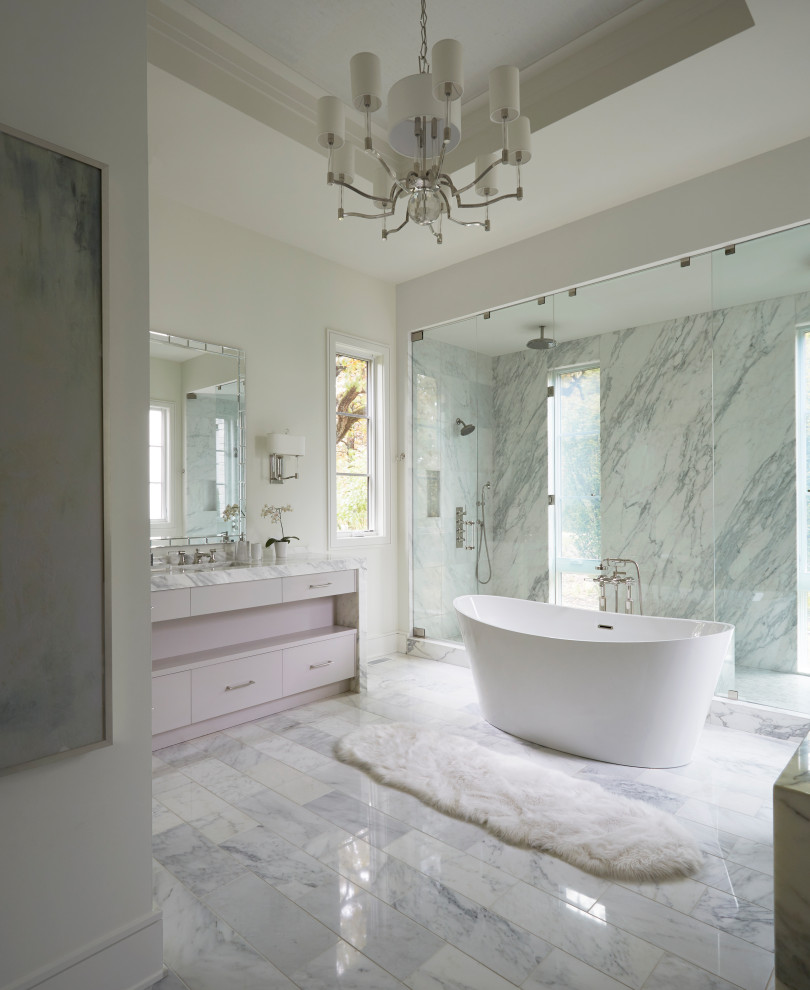 Bild på ett mycket stort funkis vit vitt en-suite badrum, med släta luckor, vita skåp, ett fristående badkar, en dubbeldusch, grå kakel, marmorkakel, vita väggar, marmorgolv, ett undermonterad handfat, marmorbänkskiva, grått golv och dusch med gångjärnsdörr