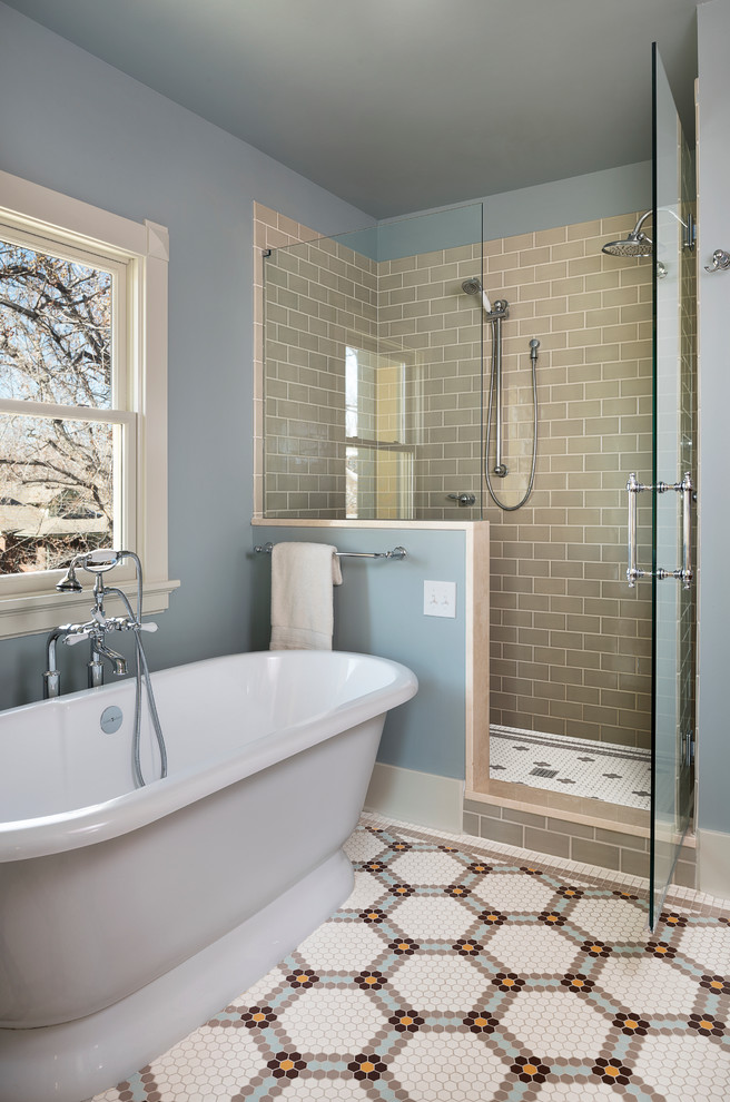 Modelo de cuarto de baño de estilo americano con bañera exenta, ducha empotrada y baldosas y/o azulejos multicolor