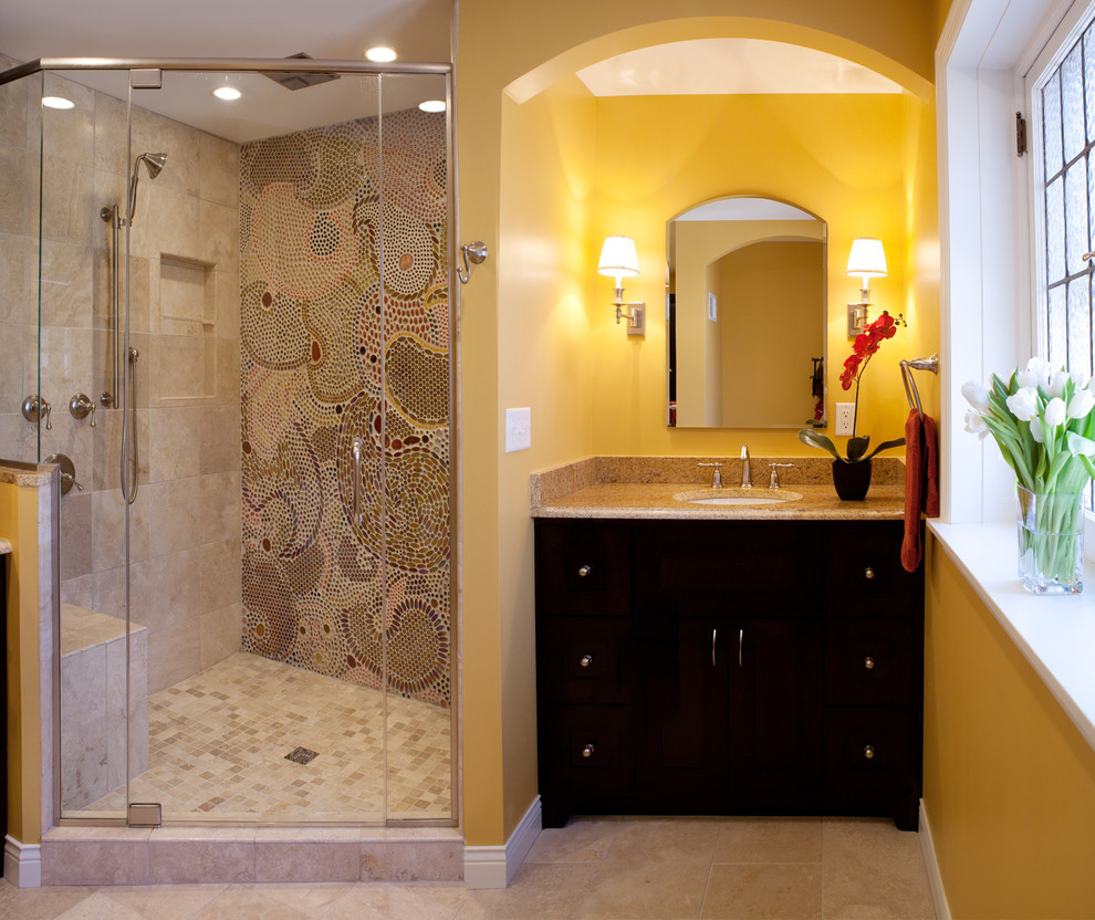 Réalisation d'une salle de bain design avec une douche d'angle et un mur jaune.