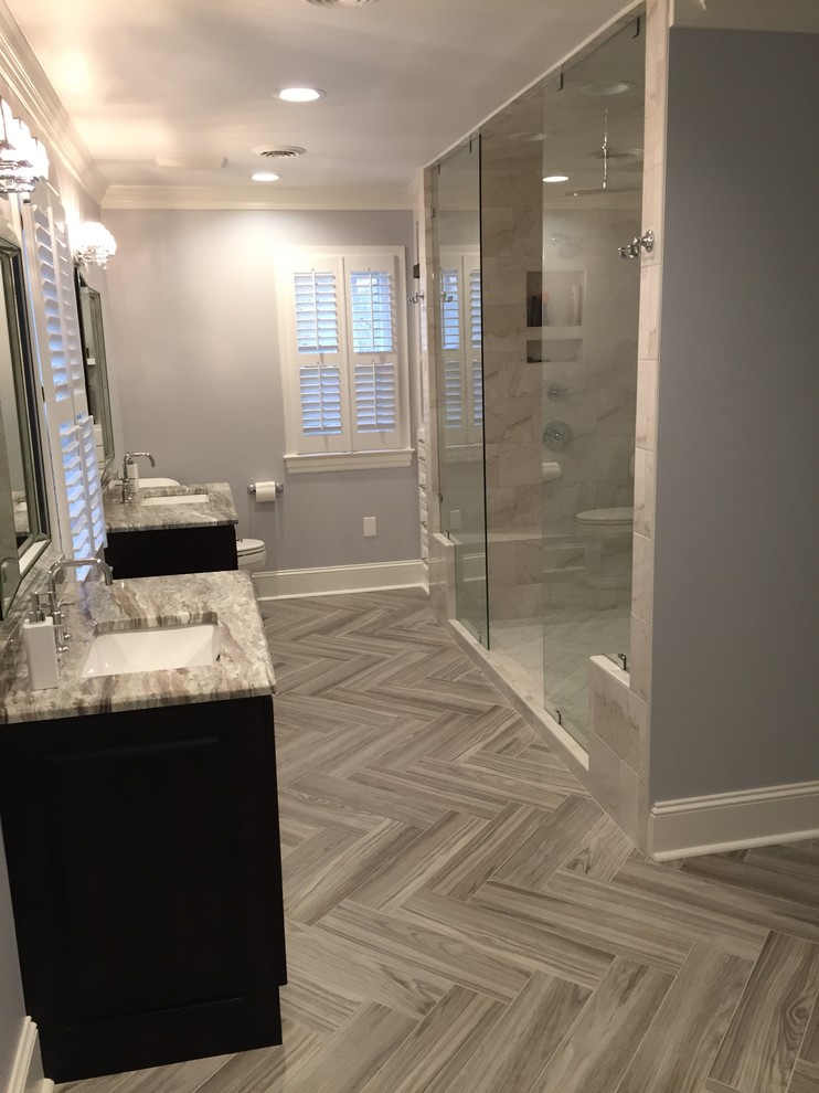 Inspiration för mellanstora klassiska en-suite badrum, med luckor med upphöjd panel, bruna skåp, en dubbeldusch, grå kakel, grå väggar och granitbänkskiva
