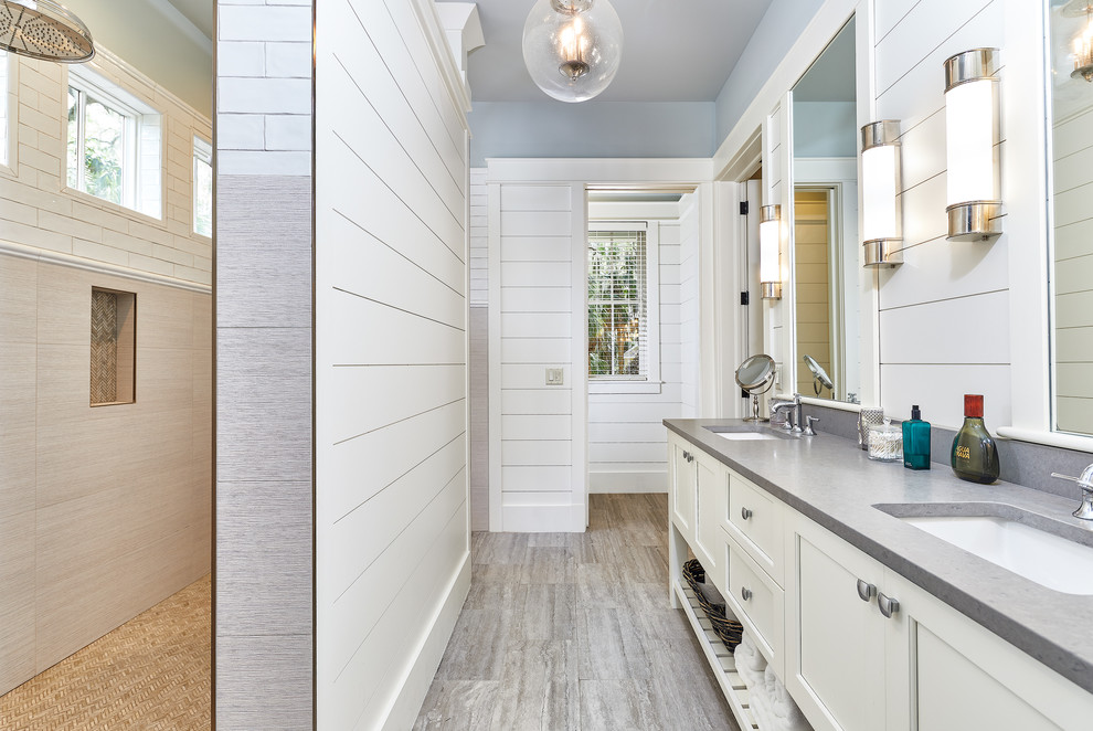 Immagine di una stanza da bagno padronale costiera di medie dimensioni con doccia aperta, pareti blu, parquet chiaro, lavabo da incasso e top grigio