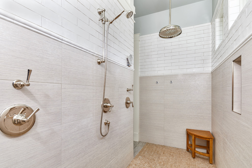 Idee per una grande stanza da bagno padronale stile marinaro con doccia aperta e piastrelle bianche