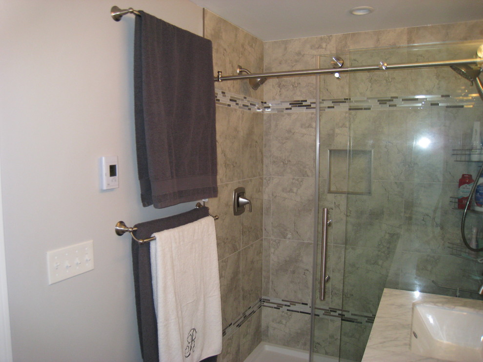 Idéer för att renovera ett mellanstort funkis en-suite badrum, med öppna hyllor, vita skåp, en dusch i en alkov, en toalettstol med separat cisternkåpa, grå kakel, keramikplattor, grå väggar, klinkergolv i keramik, ett undermonterad handfat och marmorbänkskiva