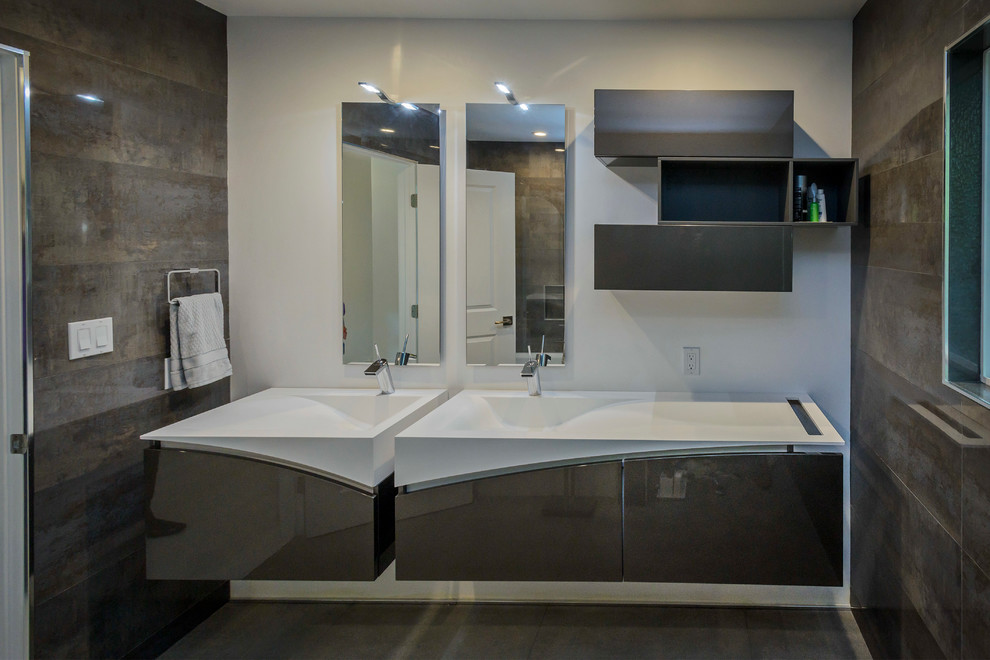 Esempio di una grande stanza da bagno padronale moderna con lavabo integrato, ante lisce, ante grigie e pareti bianche
