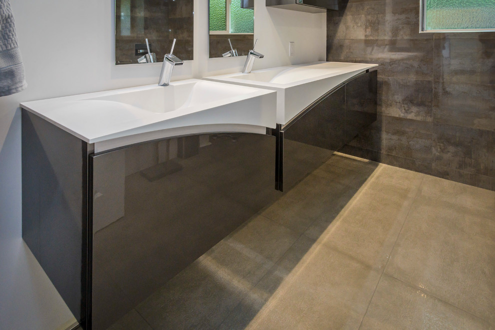 Immagine di una grande stanza da bagno padronale moderna con lavabo integrato, ante lisce, ante grigie e pareti bianche