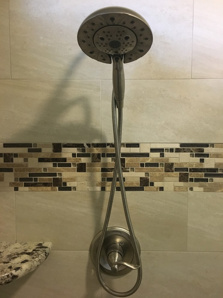 Esempio di una stanza da bagno padronale contemporanea di medie dimensioni con doccia alcova, piastrelle beige, piastrelle in gres porcellanato, top in granito e porta doccia a battente