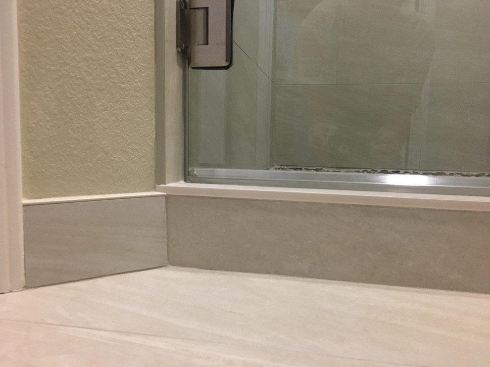 Foto di una stanza da bagno padronale contemporanea di medie dimensioni con pareti beige, pavimento in gres porcellanato e pavimento beige