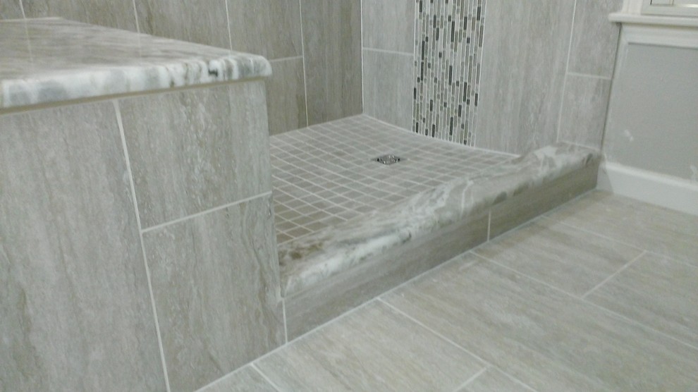 Idee per una stanza da bagno padronale contemporanea di medie dimensioni con top in marmo, doccia ad angolo, piastrelle grigie, piastrelle in gres porcellanato e pavimento in gres porcellanato