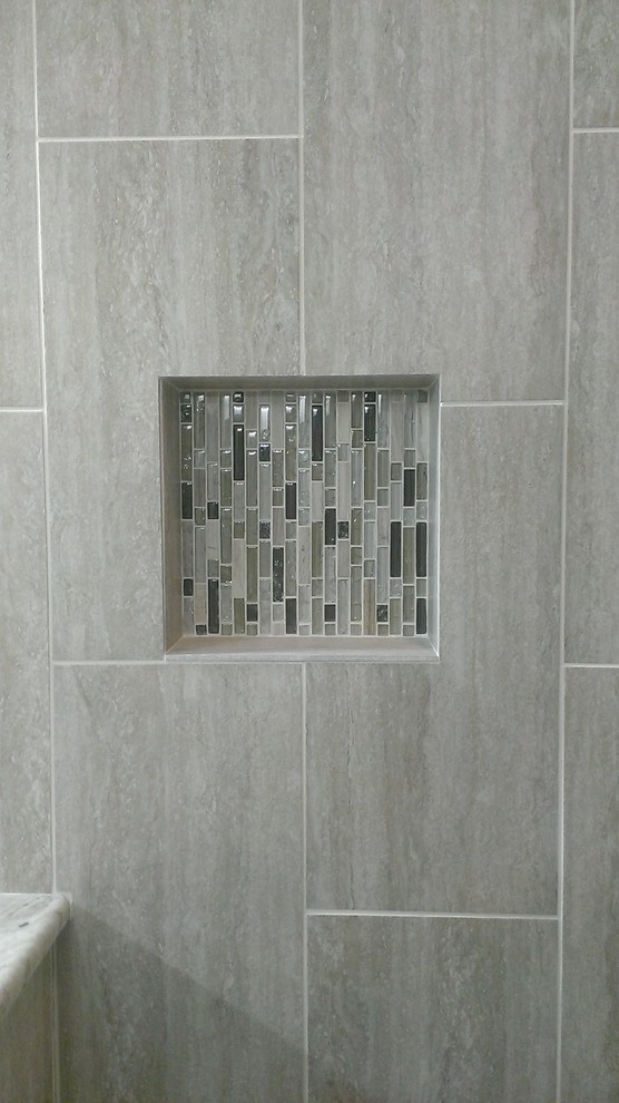 Idéer för ett mellanstort modernt en-suite badrum, med luckor med profilerade fronter, en hörndusch, grå kakel, porslinskakel och klinkergolv i porslin