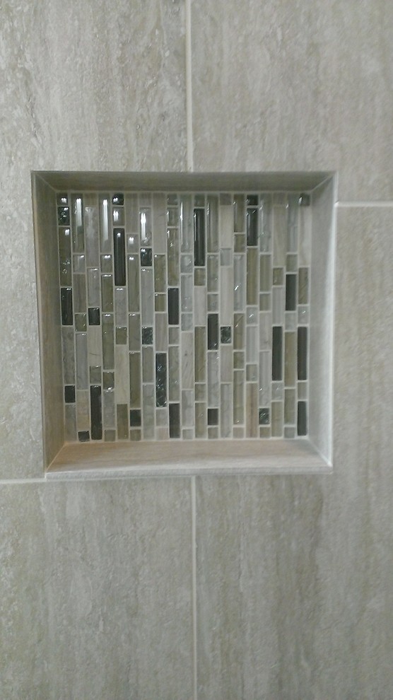 Idee per una stanza da bagno padronale contemporanea di medie dimensioni con ante a filo, doccia ad angolo, piastrelle grigie, piastrelle in gres porcellanato e pavimento in gres porcellanato