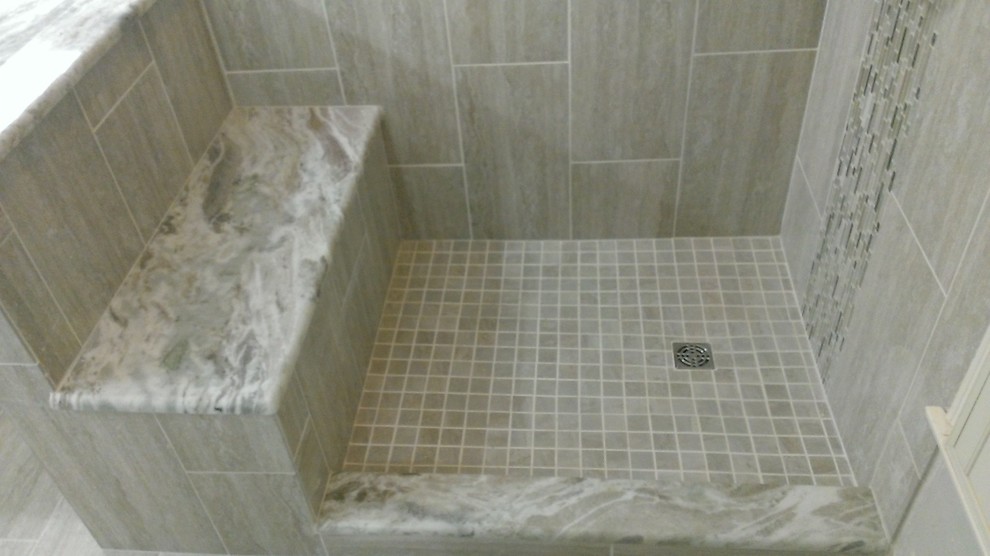 Exemple d'une salle de bain principale tendance de taille moyenne avec un placard à porte affleurante, une douche d'angle, un carrelage gris, des carreaux de porcelaine et un sol en carrelage de porcelaine.