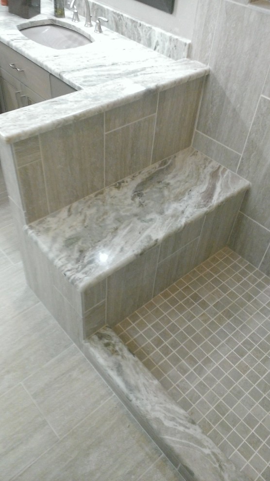 Esempio di una stanza da bagno padronale design di medie dimensioni con ante a filo, doccia ad angolo, piastrelle grigie, piastrelle in gres porcellanato e pavimento in gres porcellanato