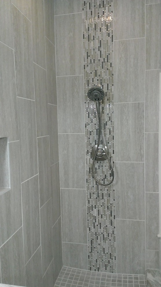Idée de décoration pour une salle de bain principale design de taille moyenne avec une douche d'angle, un carrelage gris, des carreaux de porcelaine et un sol en carrelage de porcelaine.