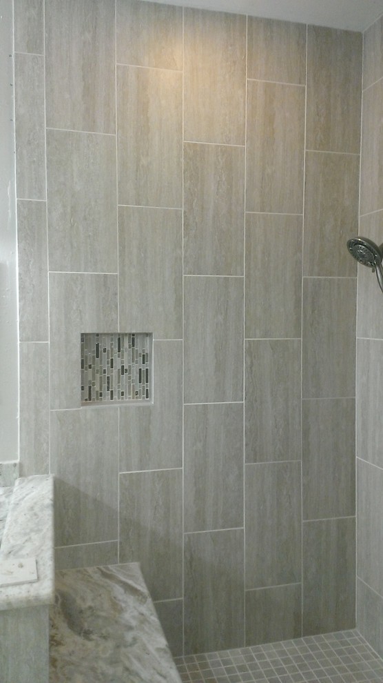 Immagine di una stanza da bagno padronale minimal di medie dimensioni con ante a filo, doccia ad angolo, piastrelle grigie, piastrelle in gres porcellanato e pavimento in gres porcellanato