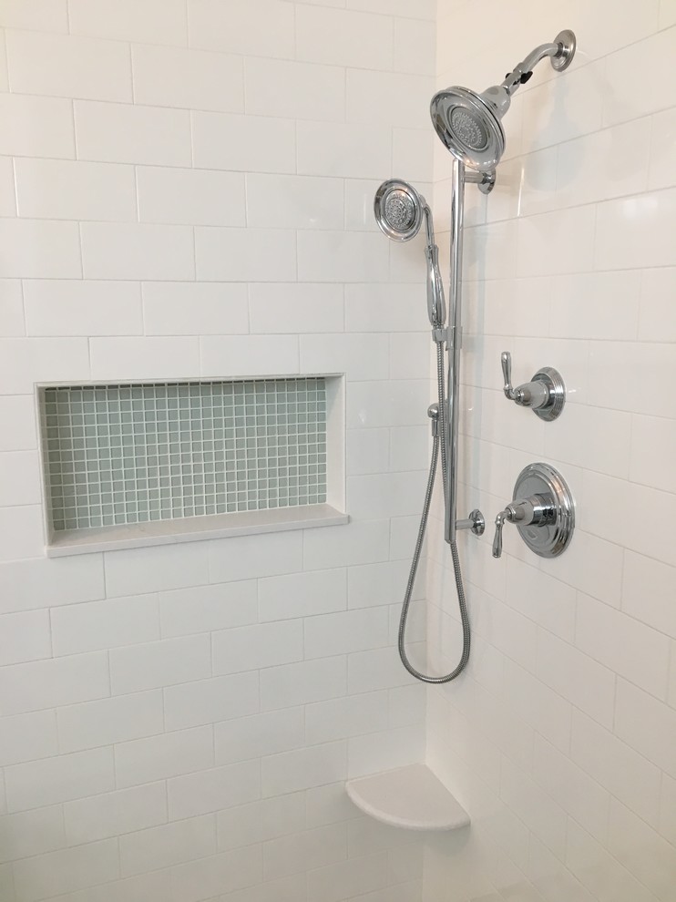 На фото: большая главная ванная комната в стиле неоклассика (современная классика) с угловым душем, керамогранитной плиткой, полом из керамогранита, белой плиткой, ванной на ножках и серыми стенами