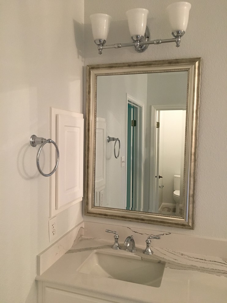 Bild på ett stort vintage en-suite badrum, med luckor med upphöjd panel, vita skåp, grå väggar, ett undermonterad handfat och bänkskiva i kvarts