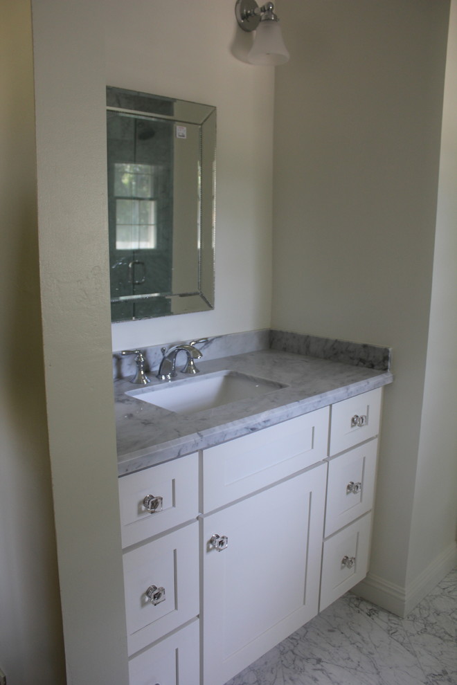Inspiration för ett mellanstort lantligt en-suite badrum, med skåp i shakerstil, vita skåp, marmorbänkskiva, flerfärgad kakel, en dusch i en alkov, ett undermonterad handfat och marmorgolv