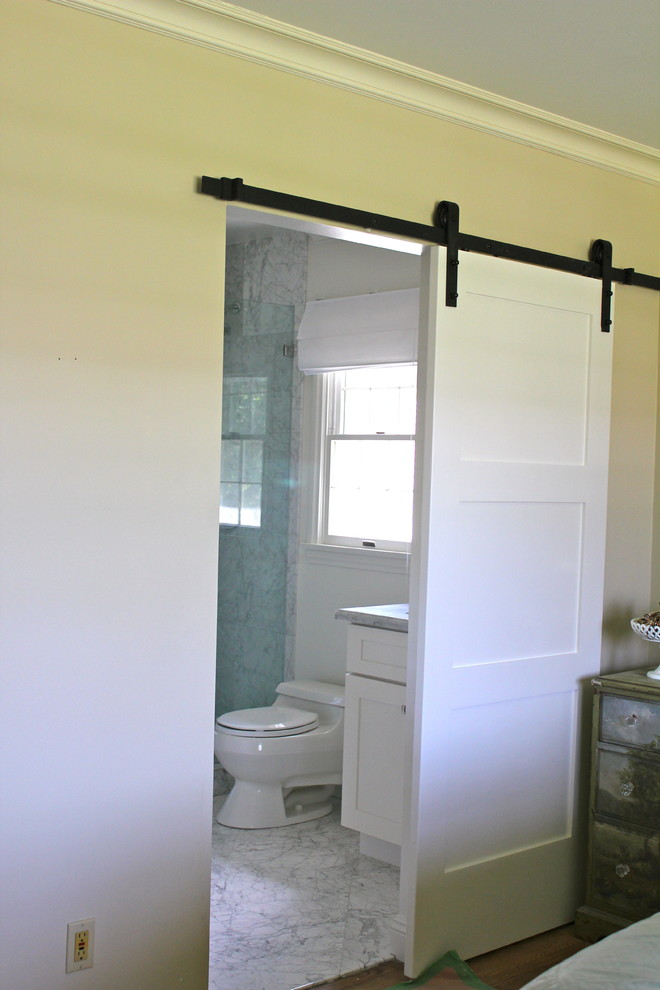 Foto på ett mellanstort lantligt en-suite badrum, med skåp i shakerstil, vita skåp, marmorbänkskiva, en dusch i en alkov, marmorgolv och ett undermonterad handfat