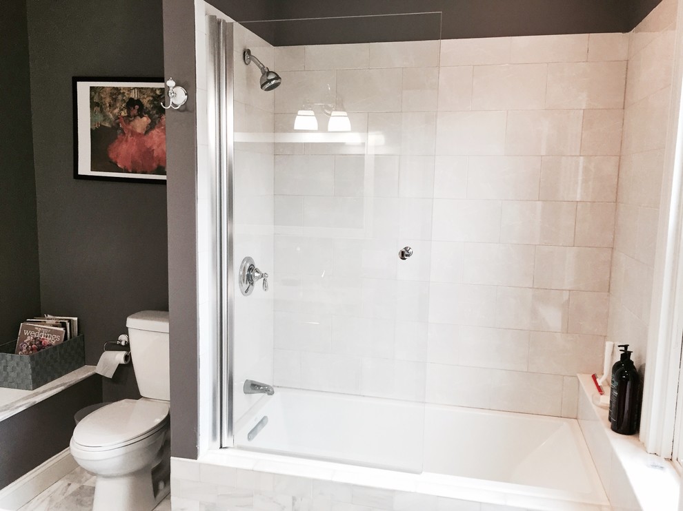 Klassisk inredning av ett mellanstort en-suite badrum, med vita skåp, marmorbänkskiva, en dusch/badkar-kombination och marmorgolv
