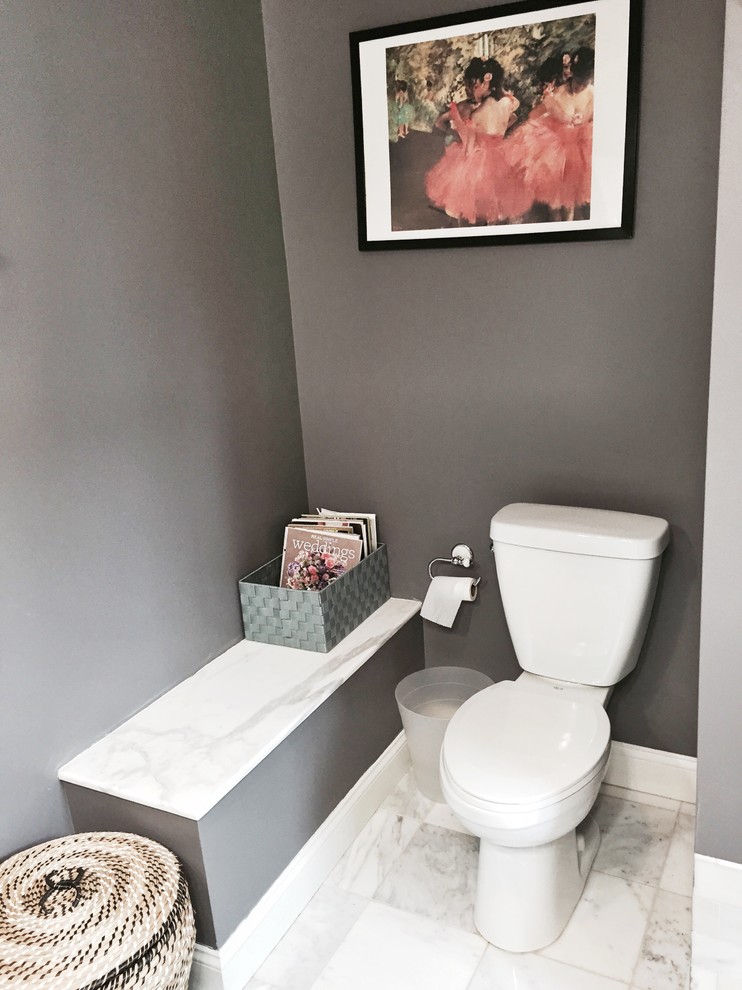 Inspiration för mellanstora klassiska toaletter, med vita skåp, marmorbänkskiva och marmorgolv