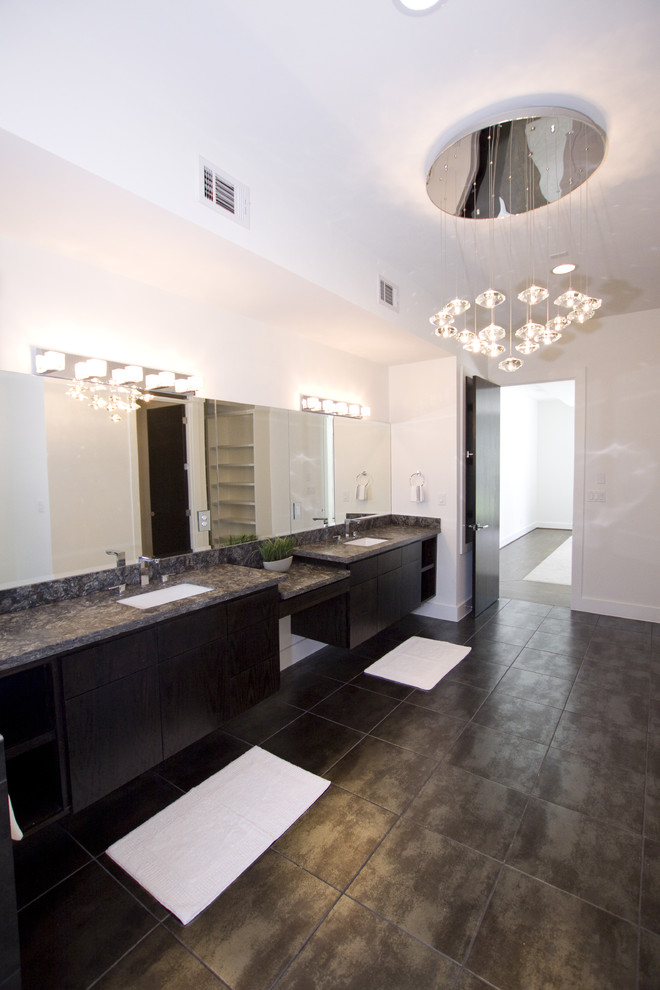 ヒューストンにあるコンテンポラリースタイルのおしゃれな浴室 (アンダーカウンター洗面器、照明) の写真