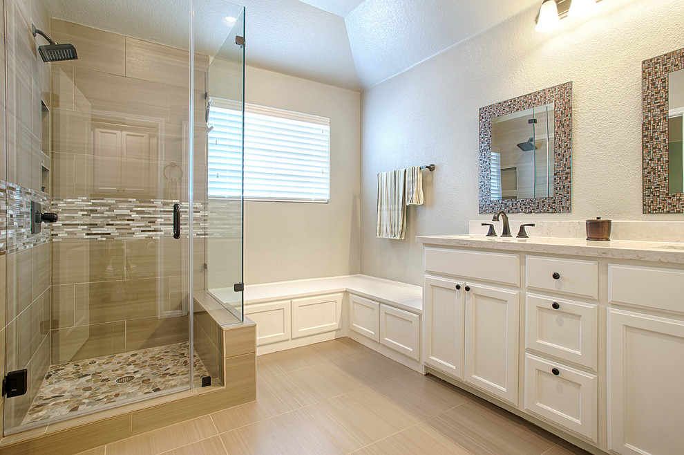 Idéer för ett stort klassiskt en-suite badrum, med ett undermonterad handfat, luckor med infälld panel, vita skåp, en hörndusch, beige kakel, beige väggar och klinkergolv i småsten