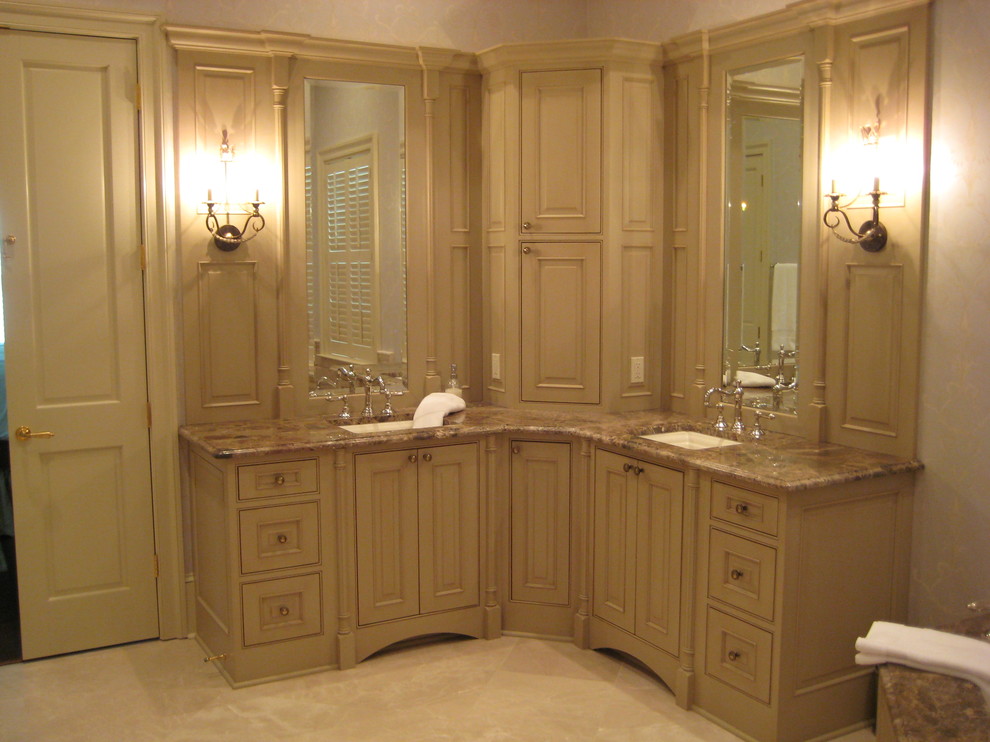 Klassisk inredning av ett stort en-suite badrum, med luckor med upphöjd panel, beige skåp, beige väggar, klinkergolv i porslin, ett undermonterad handfat, granitbänkskiva och beiget golv