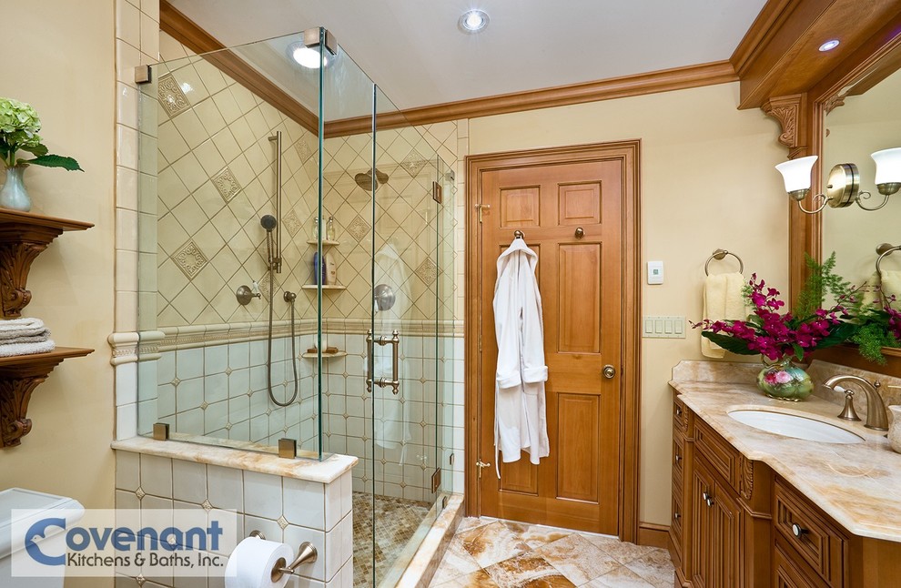 Идея дизайна: ванная комната в классическом стиле с врезной раковиной, фасадами цвета дерева среднего тона, столешницей из оникса, душем в нише, белой плиткой, керамической плиткой и бежевыми стенами
