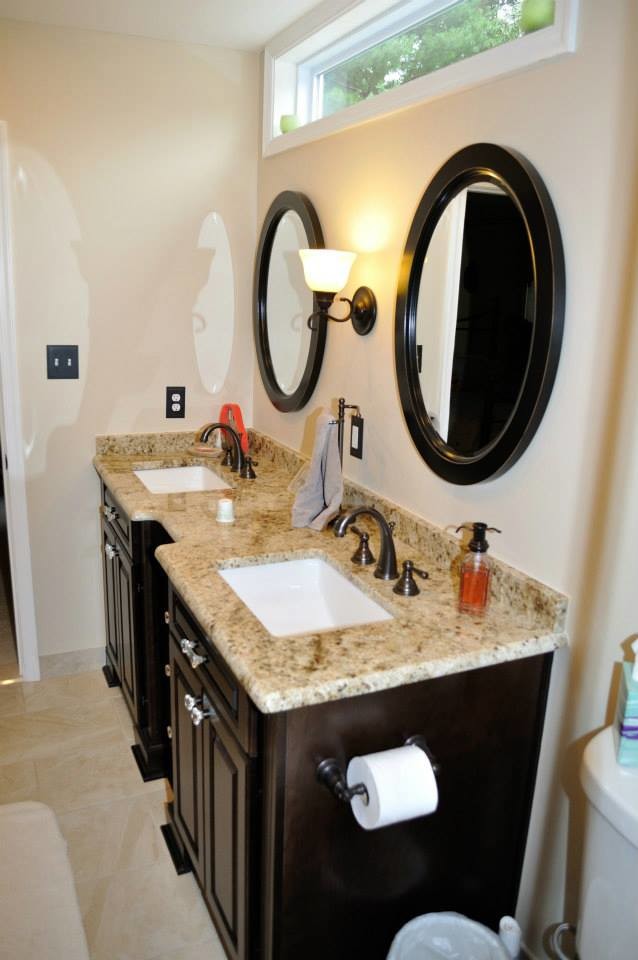 Esempio di una grande stanza da bagno padronale classica con lavabo sottopiano, consolle stile comò, ante in legno bruno, top in granito, WC monopezzo, piastrelle nere, lastra di vetro, pareti beige e pavimento con piastrelle in ceramica