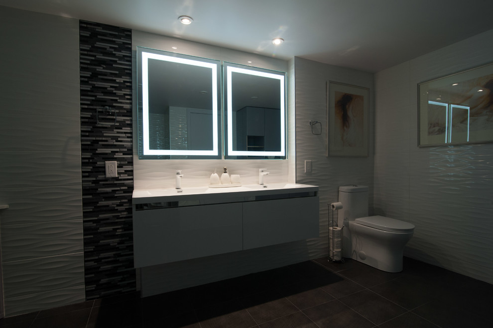 Источник вдохновения для домашнего уюта: большая главная ванная комната в современном стиле с плоскими фасадами, белыми фасадами, угловым душем, унитазом-моноблоком, белой плиткой, керамогранитной плиткой и монолитной раковиной