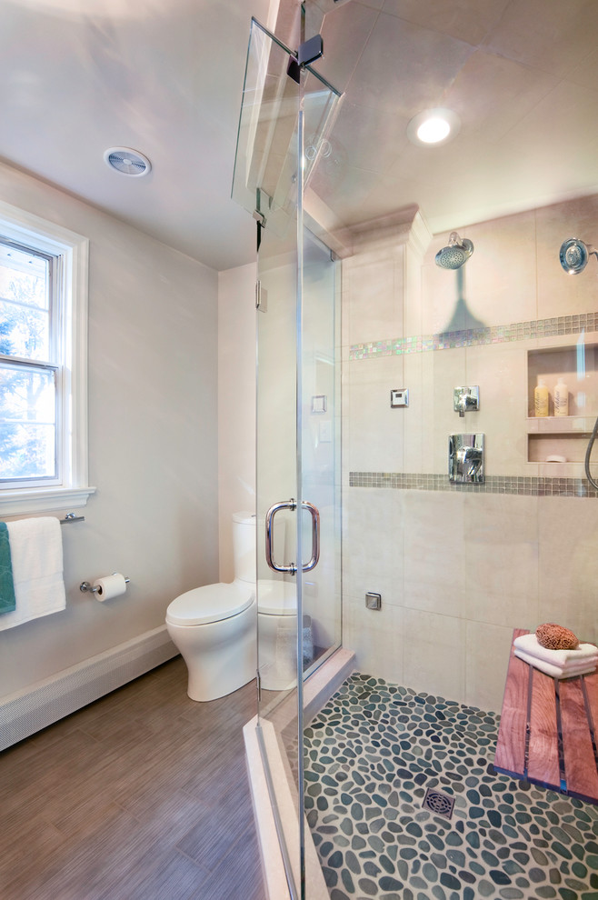 Ispirazione per una stanza da bagno chic di medie dimensioni con doccia aperta, piastrelle grigie e pareti beige