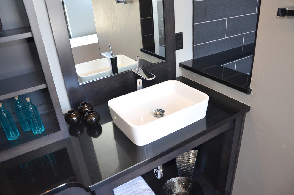 Mittelgroßes Modernes Badezimmer En Suite mit Aufsatzwaschbecken, offenen Schränken, grauen Schränken und Quarzwerkstein-Waschtisch in Sonstige