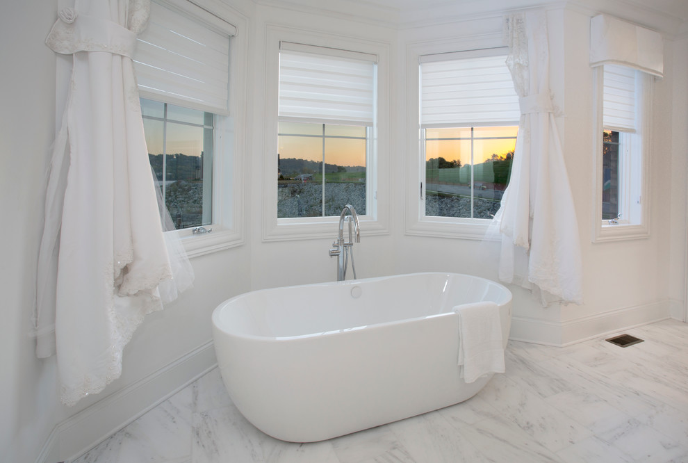 Inspiration för stora moderna bastur, med vita skåp, ett fristående badkar, vit kakel, vita väggar, marmorgolv och ett fristående handfat