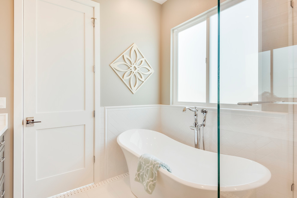 Идея дизайна: главная ванная комната среднего размера в морском стиле с фасадами в стиле шейкер, серыми фасадами, отдельно стоящей ванной, угловым душем, раздельным унитазом, белой плиткой, каменной плиткой, серыми стенами, мраморным полом, врезной раковиной и столешницей из искусственного кварца