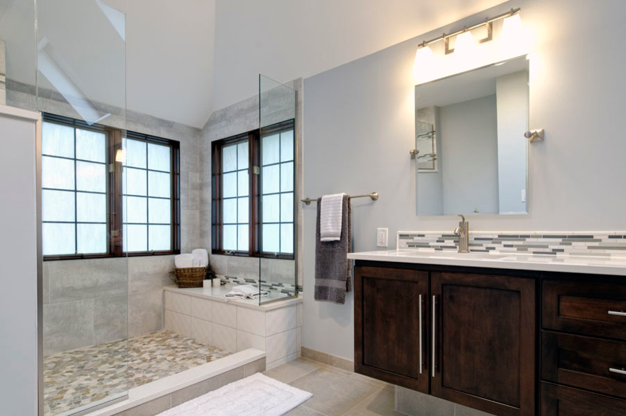 Идея дизайна: ванная комната в стиле неоклассика (современная классика) с открытым душем