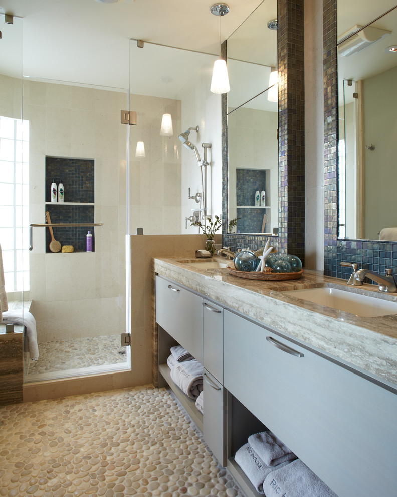 Diseño de cuarto de baño costero pequeño con lavabo bajoencimera, armarios con paneles lisos, puertas de armario blancas, encimera de granito, ducha doble, baldosas y/o azulejos beige, baldosas y/o azulejos de vidrio y paredes beige