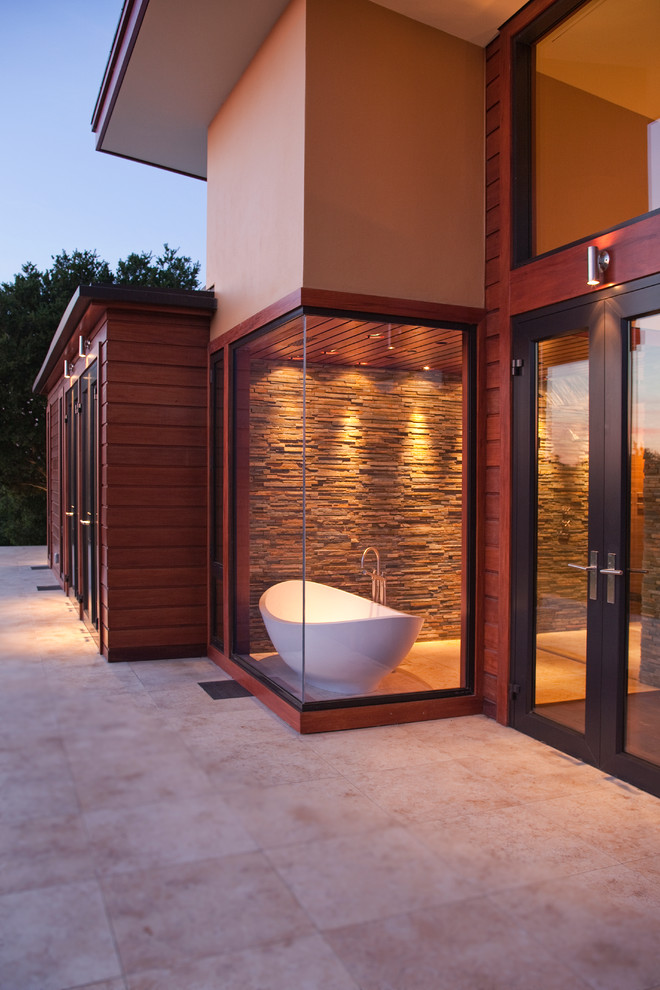 Идея дизайна: маленькая ванная комната в современном стиле с отдельно стоящей ванной, серой плиткой и каменной плиткой для на участке и в саду