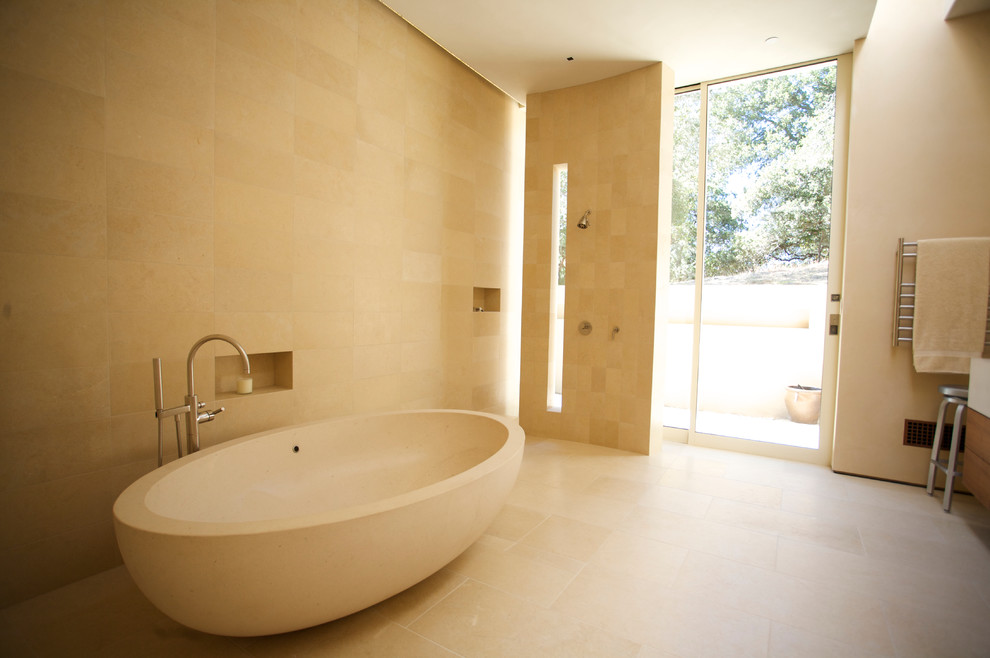 Imagen de cuarto de baño contemporáneo grande con bañera exenta, ducha abierta, baldosas y/o azulejos beige y paredes beige