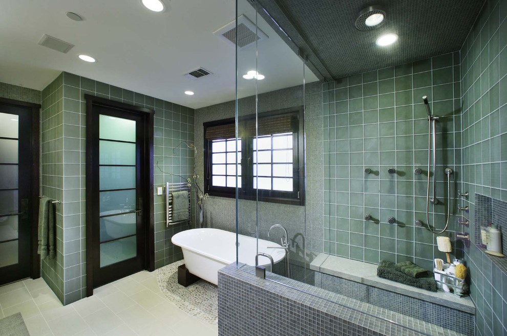 Modern inredning av ett badrum, med keramikplattor och ett fristående badkar