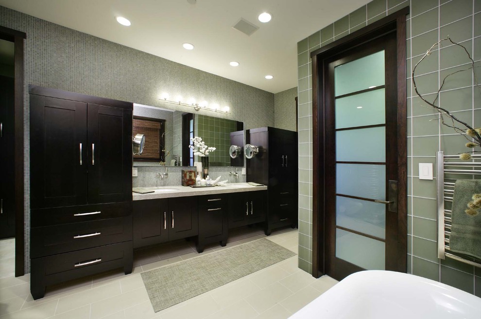 Diseño de cuarto de baño contemporáneo con puertas de armario negras