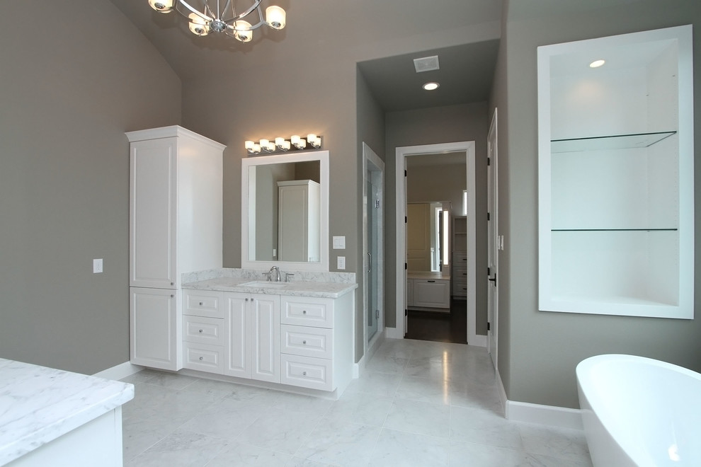 Foto på ett litet en-suite badrum, med ett konsol handfat, skåp i shakerstil, vita skåp, träbänkskiva, ett fristående badkar, en bidé, stenkakel, grå väggar och klinkergolv i porslin