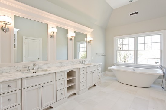 Großes Klassisches Badezimmer En Suite mit profilierten Schrankfronten, weißen Schränken, freistehender Badewanne und Marmor-Waschbecken/Waschtisch in Sonstige