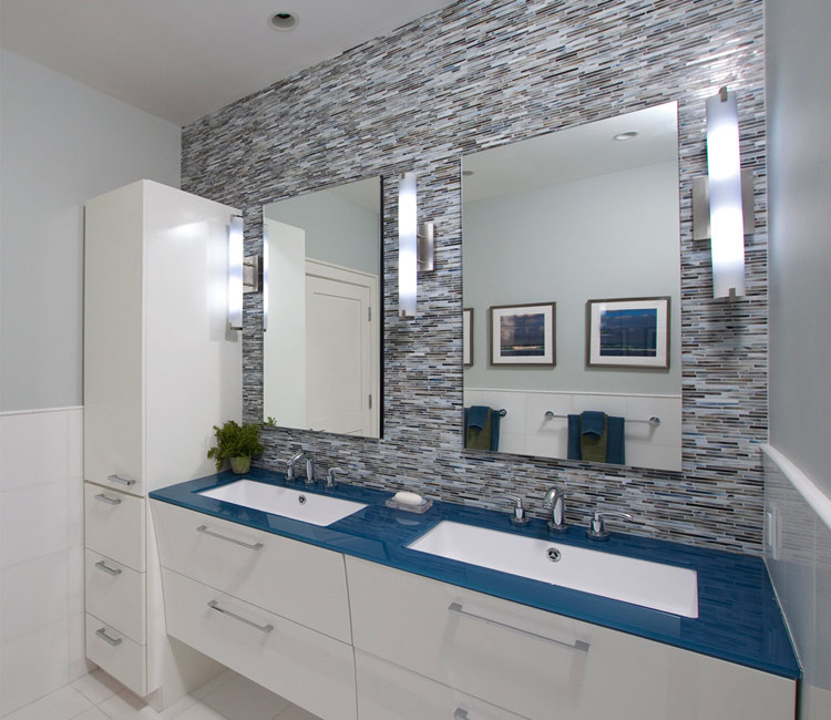 Свежая идея для дизайна: ванная комната среднего размера в современном стиле с плоскими фасадами, белыми фасадами, синей плиткой, белой плиткой, удлиненной плиткой, синими стенами, полом из керамической плитки, врезной раковиной, душем в нише и отдельно стоящей ванной - отличное фото интерьера