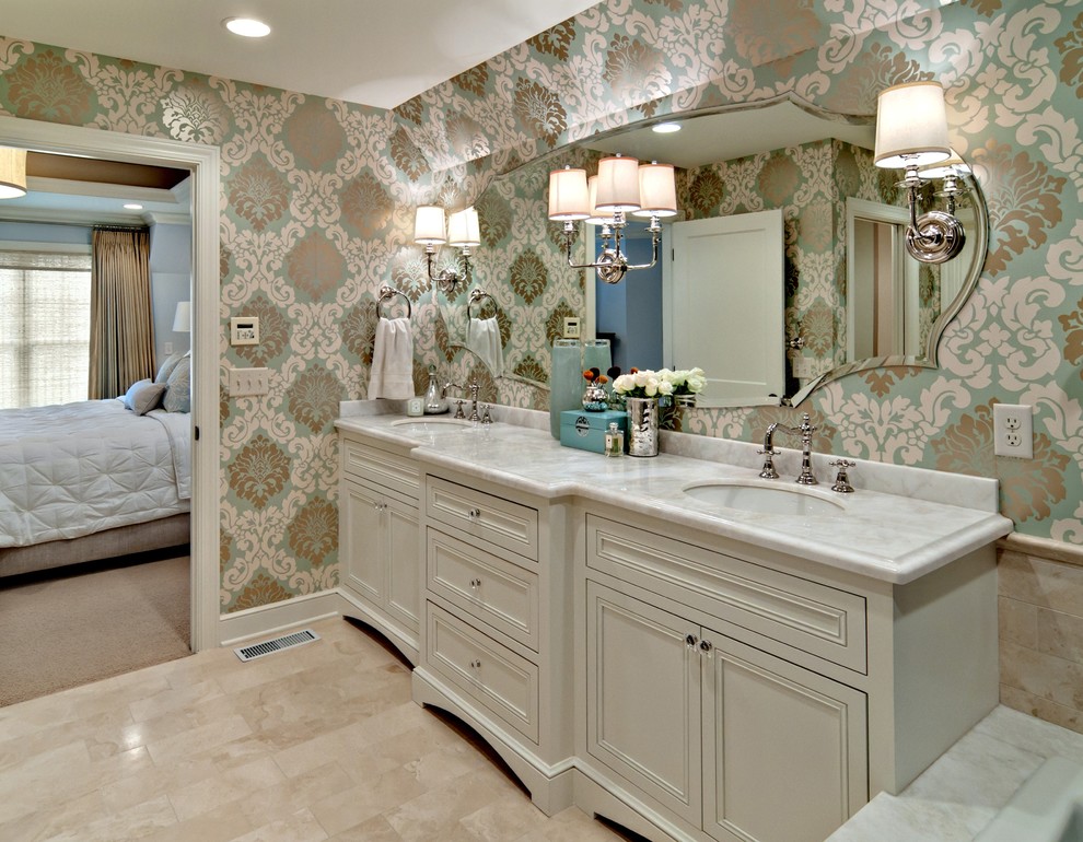 На фото: ванная комната в классическом стиле с врезной раковиной, бежевыми фасадами, бежевой плиткой, разноцветными стенами и фасадами с утопленной филенкой с