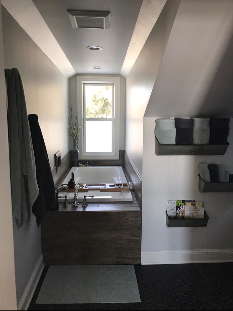 Immagine di una stanza da bagno padronale design con vasca da incasso, piastrelle marroni, pareti bianche e pavimento nero