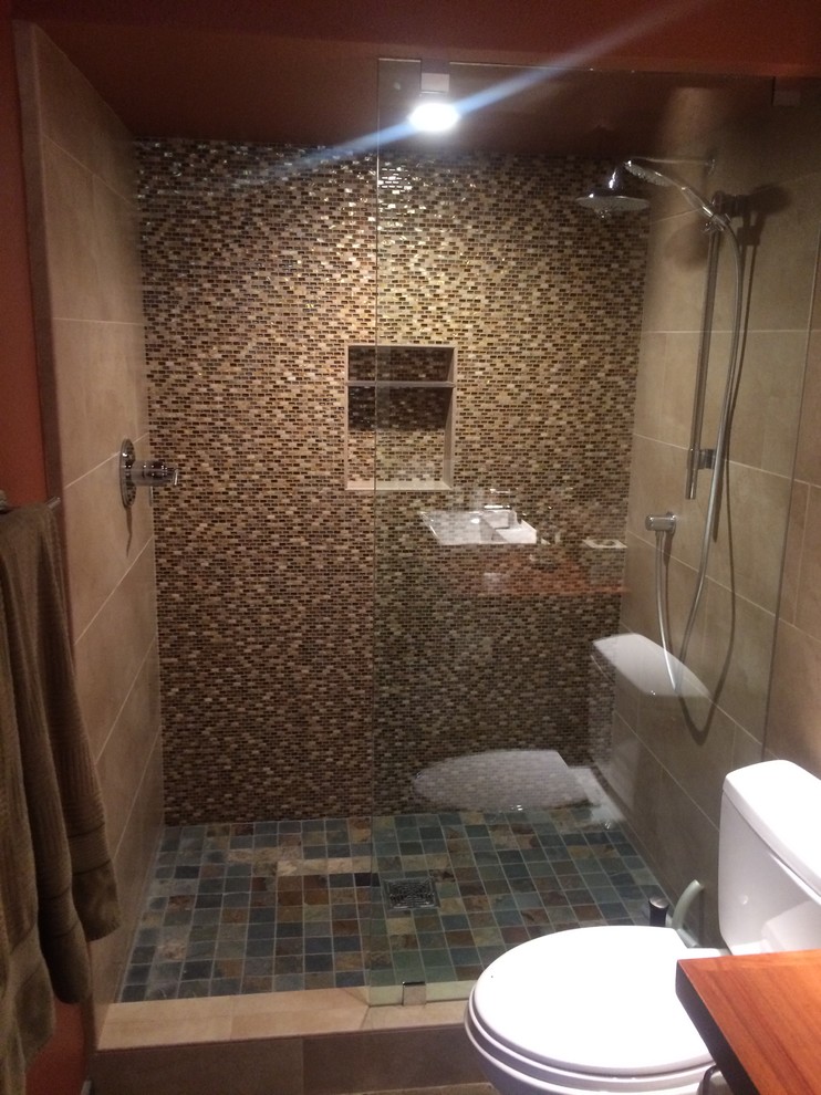Idee per una stanza da bagno con doccia minimalista di medie dimensioni con ante in legno scuro, doccia alcova, WC a due pezzi, piastrelle beige, piastrelle in pietra, pareti marroni e top in legno